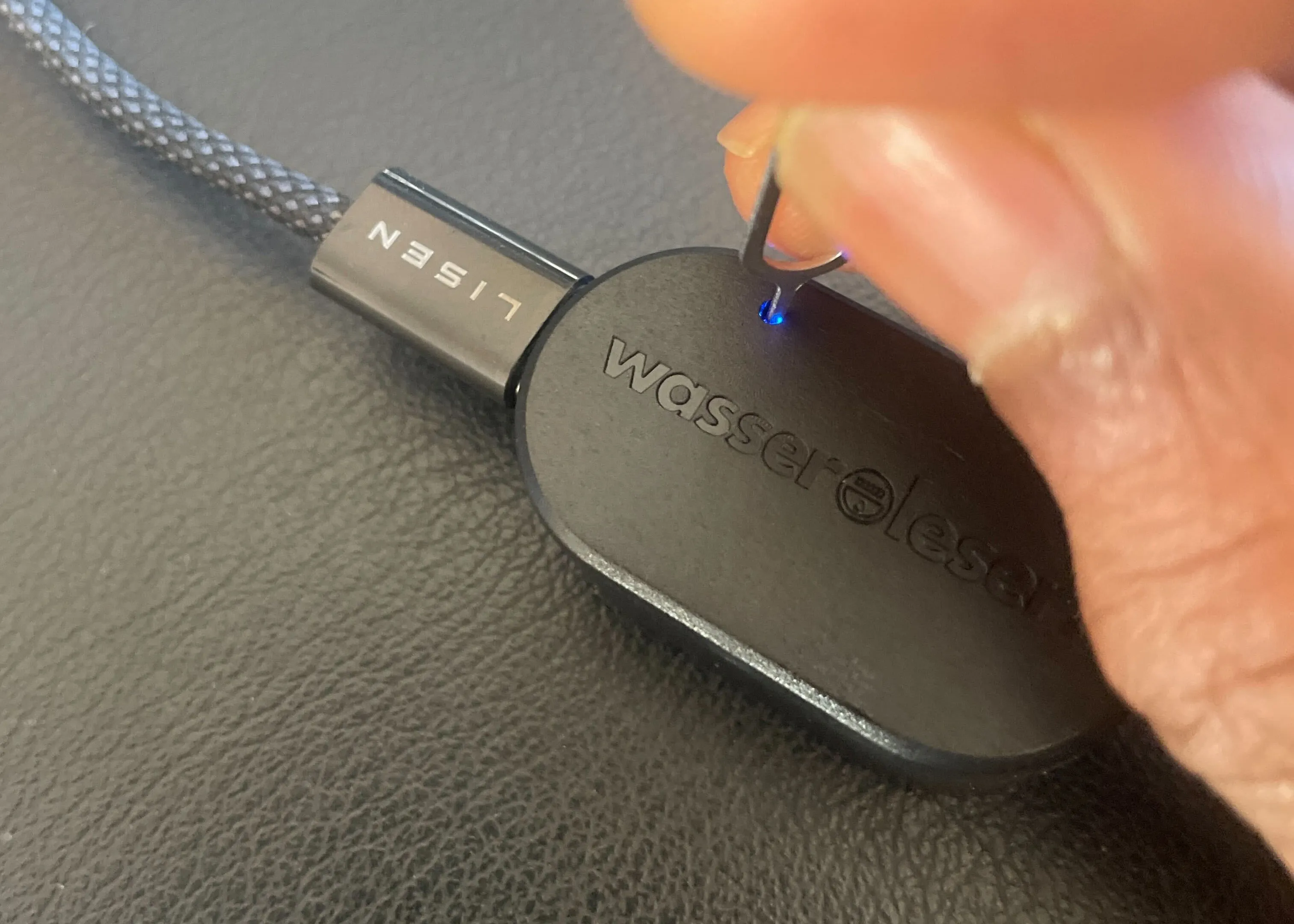Reset-Stift in LED-Öffnung einführen